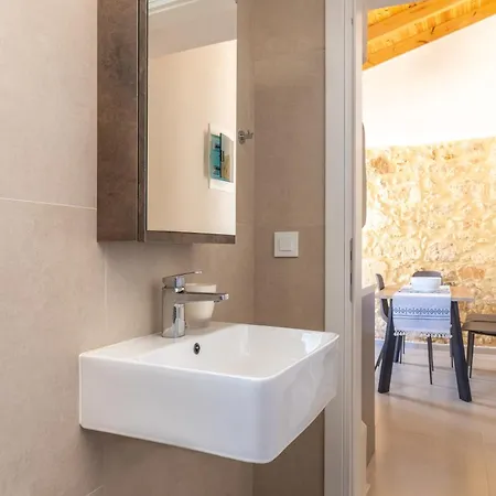 Myra House * 干尼亞